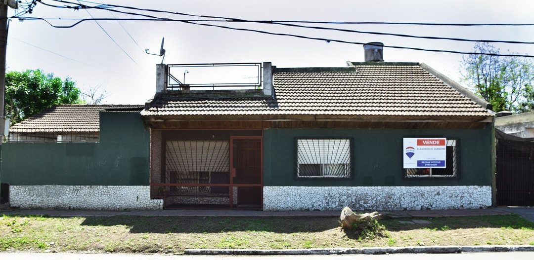 Casa 3 ambientes en venta en Banfield con cochera