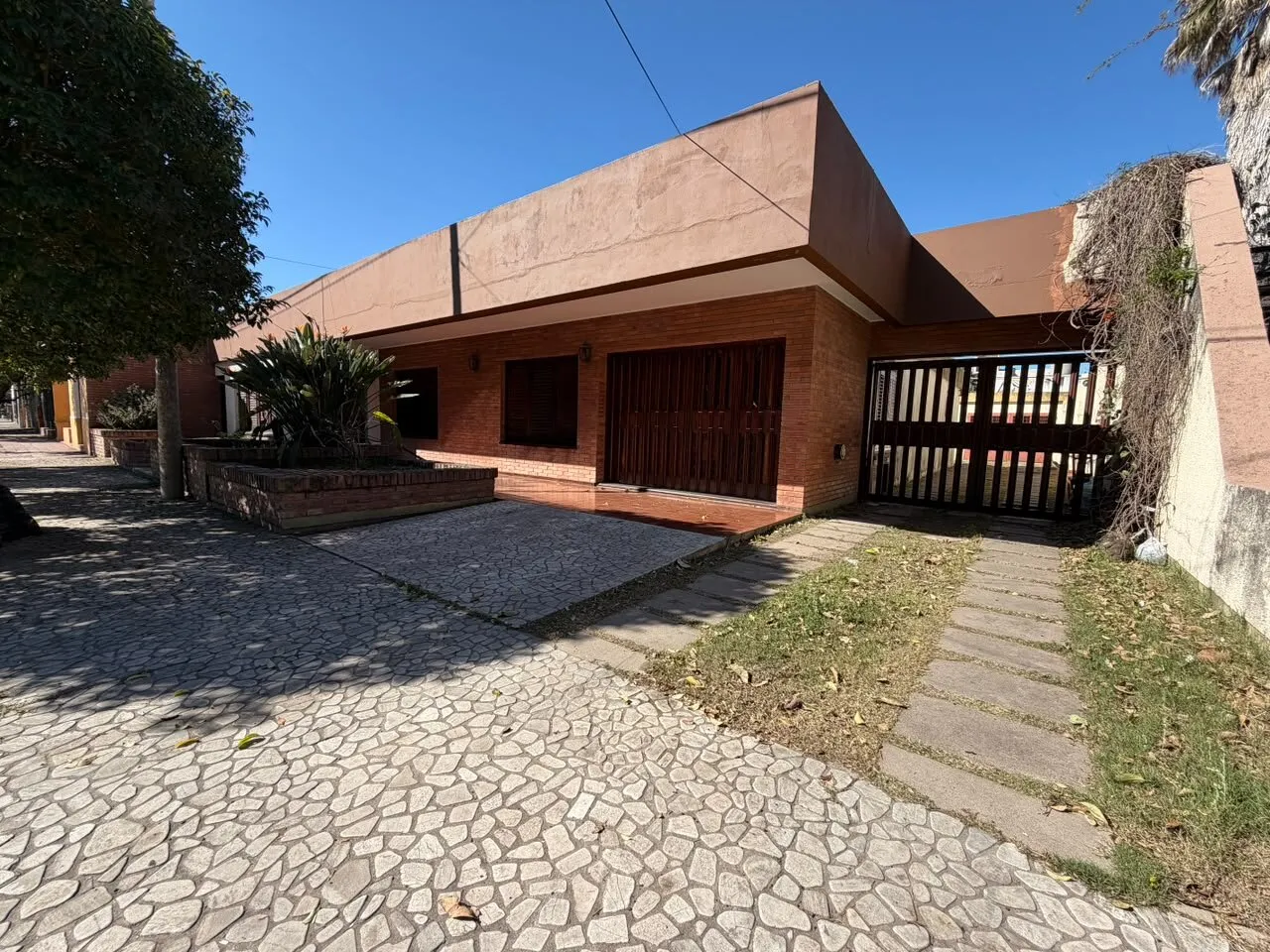 Hermosa Casa en Venta, B° Rosedal, terreno amplio.