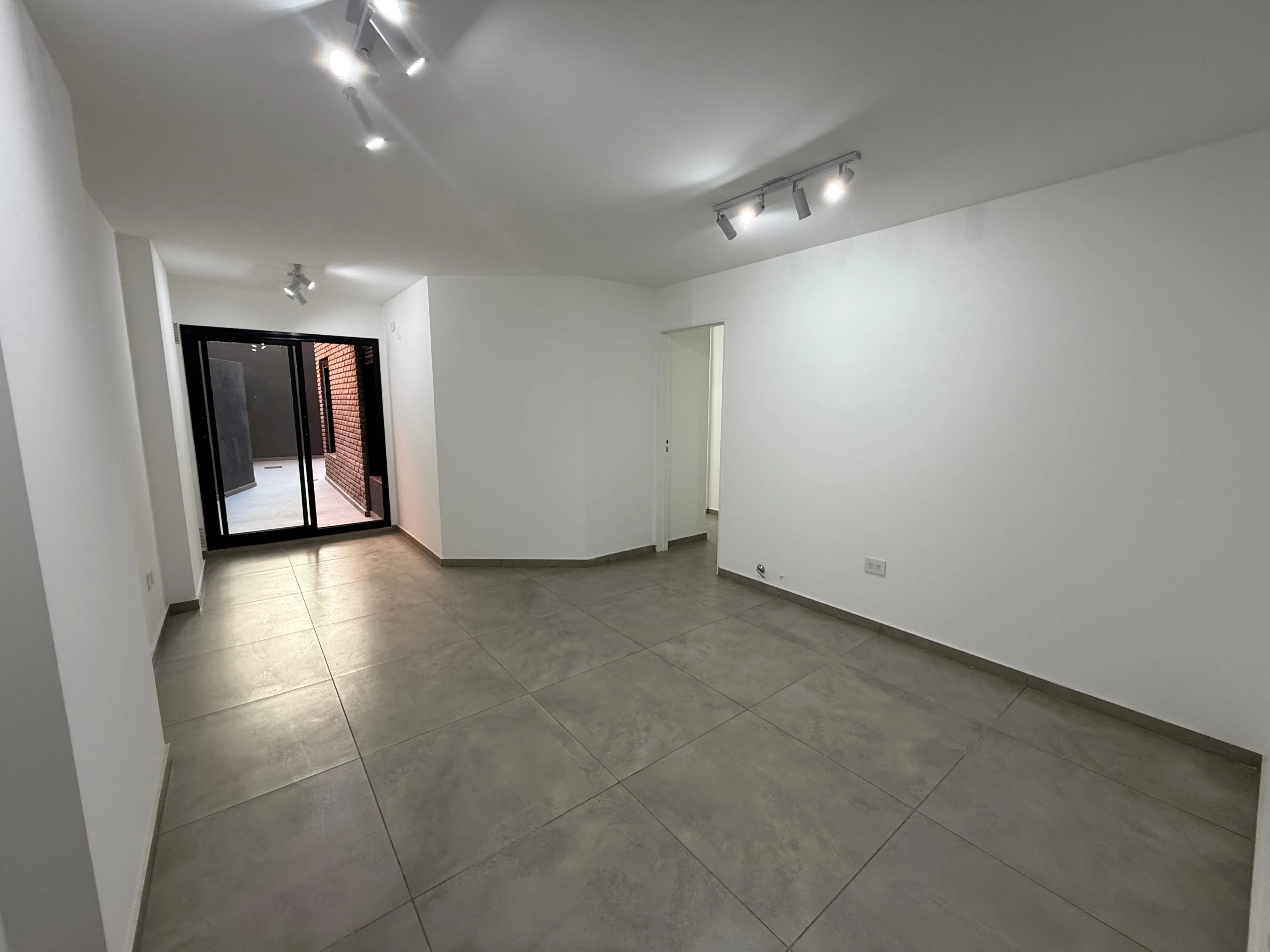 !!VDO. EXC. DEPTO. 2 DORM. C/ 2 PATIOS EN PB PLENO NVA CBA!!