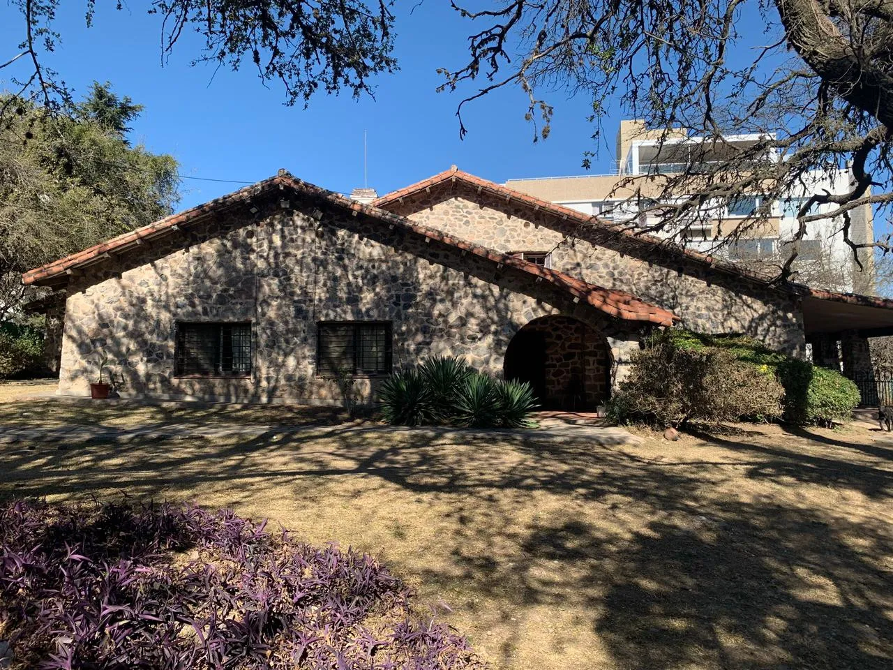 OFICINA CASA ALQUILER 350 M2/ CON 2362 M2 DE TERRENO A MTS DE MARIOTTE