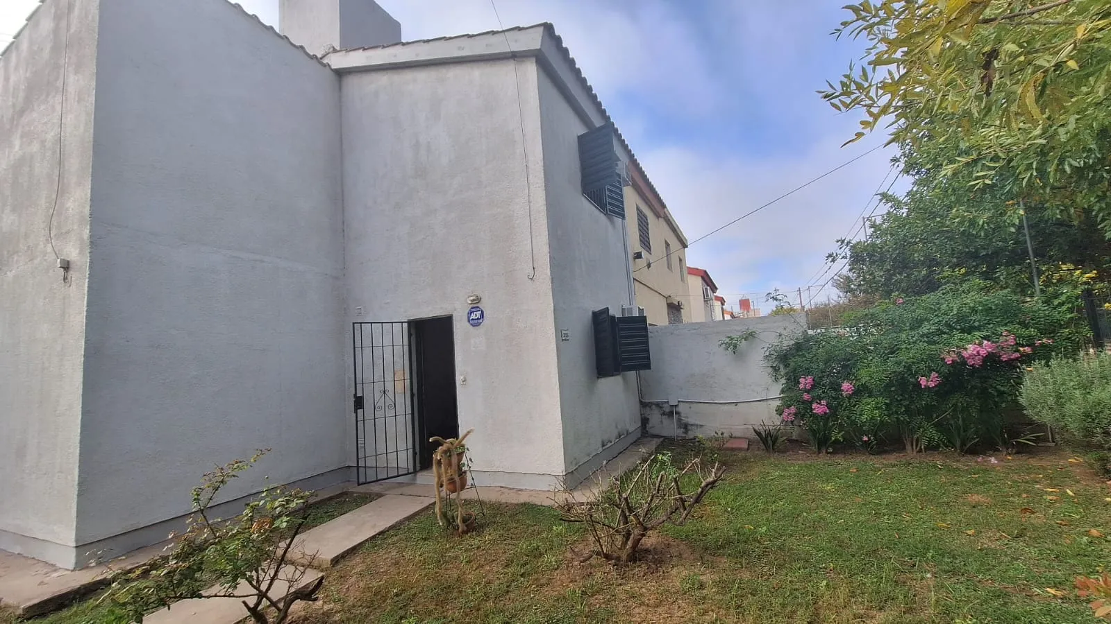 CASA DE 3 HABITACIONES A LA VENTA EN BARRIO JARDINES DEL SUR- DETRAS DE HIPER CARREFOUR