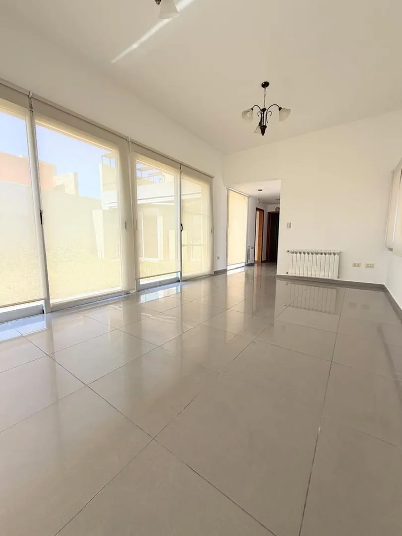 ALTOS DE MANANTIALES CON UN DORMITORIO EN SUITE EN PLANTA BAJA
