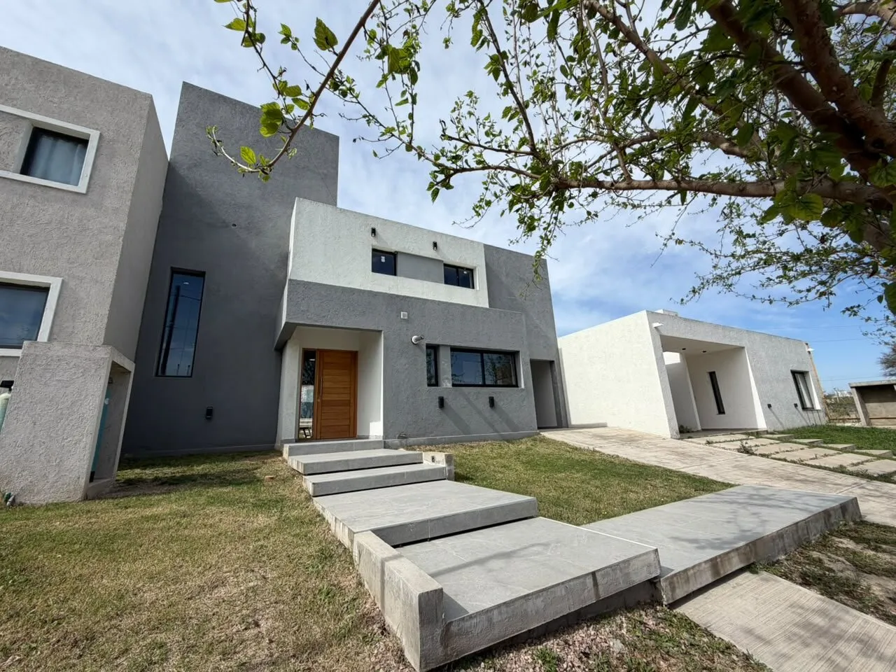 CASA 3 DORMITORIOS EN VENTA B° TEJAS 4