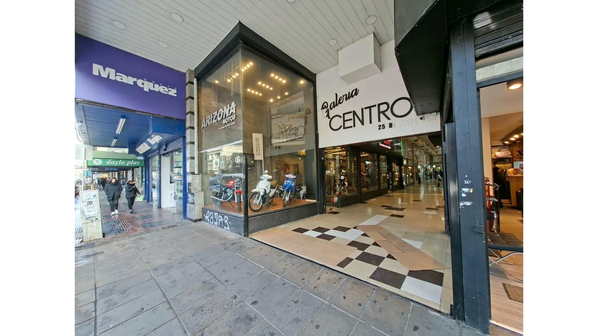LOCAL COMERCIAL MORON CENTRO EN GALERIA CENTRO