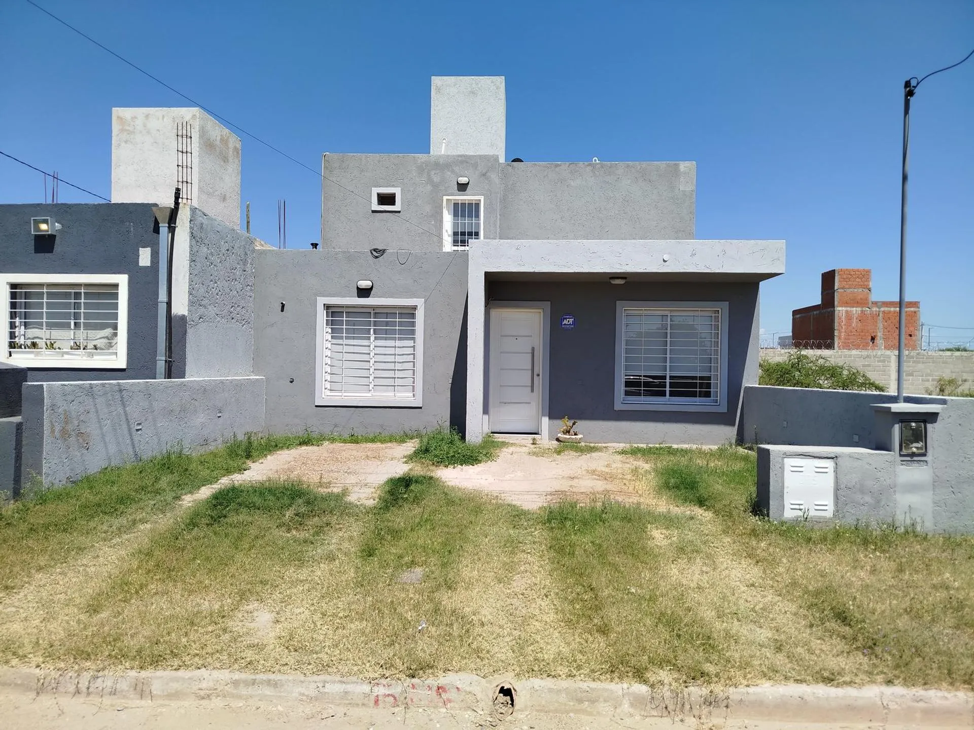 VENTA CASA 3 DORMITORIOS, 2 BAÑOS, PATIO-B°VICOR B