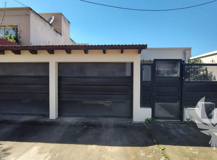 Casa · 230m² · 6 Ambientes · 2 Cocheras