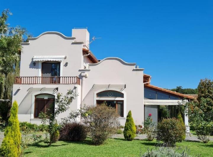 Casa · 223m² · 6 Ambientes · 1 Cochera