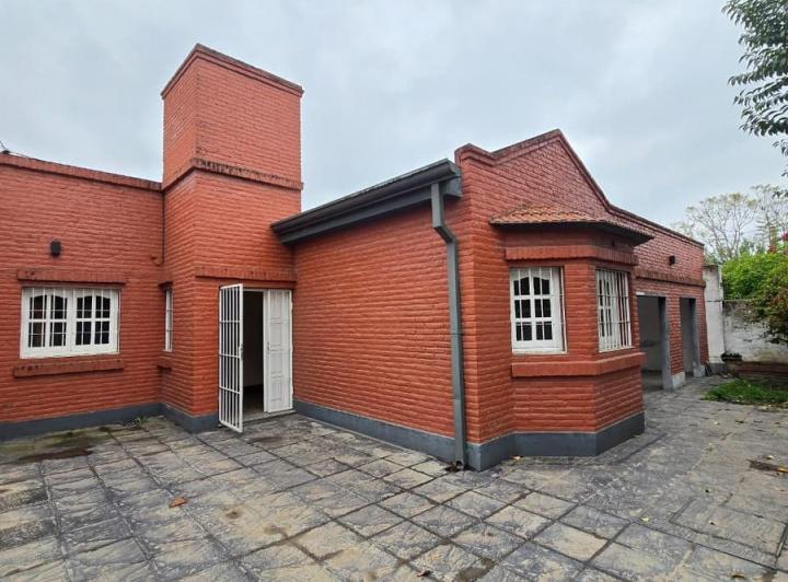 Casa · 360m² · 4 Dormitorios · 2 Cocheras