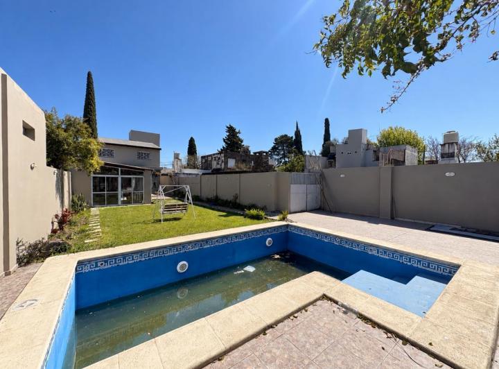 Casa · 200m² · 6 Ambientes · 1 Cochera