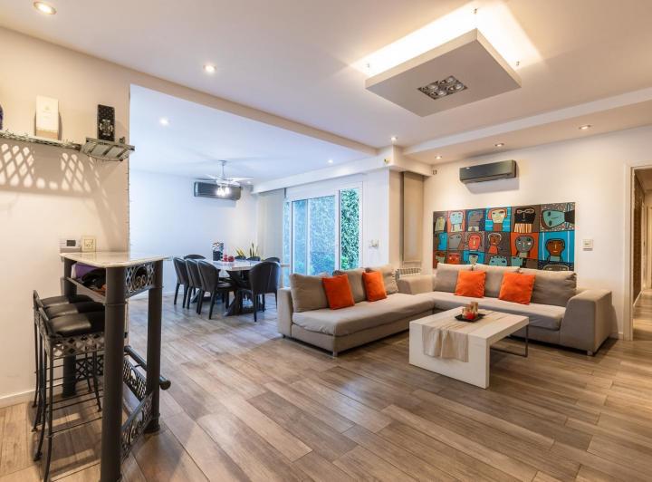 Casa · 350m² · 4 Ambientes · 2 Cocheras