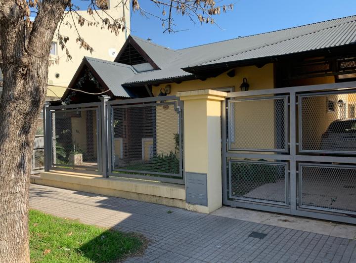 Casa · 170m² · 4 Ambientes · 2 Cocheras