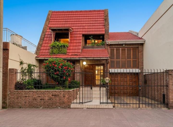 Casa · 197m² · 8 Ambientes · 2 Cocheras