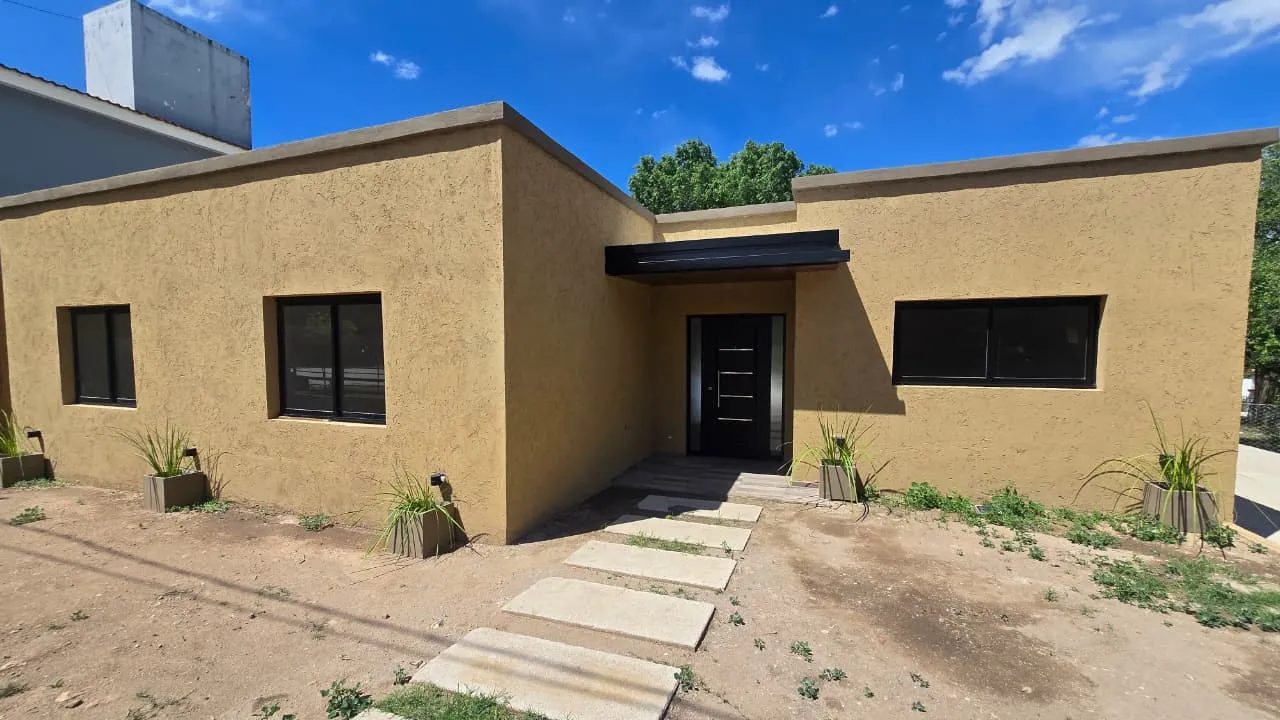 Venta: Casa a Estrenar - 3 Dormitorios - Patio y Pileta - Playas de Oro - Carlos Paz