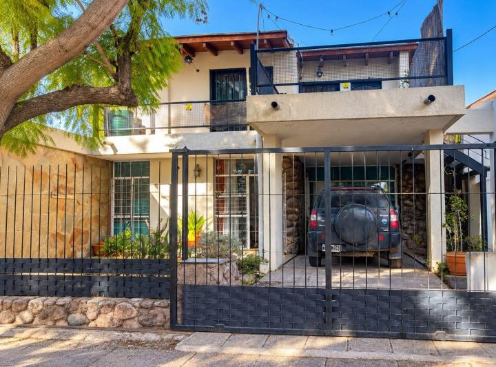 Casa · 130m² · 4 Ambientes · 1 Cochera