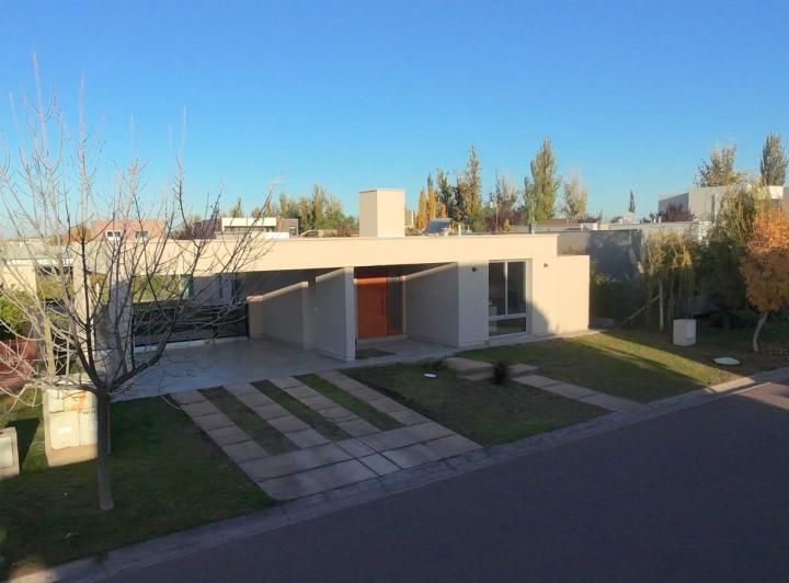 Casa · 200m² · 6 Ambientes · 2 Cocheras