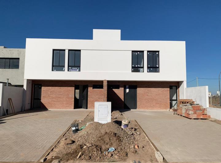 Casa · 160m² · 3 Dormitorios · 2 Cocheras