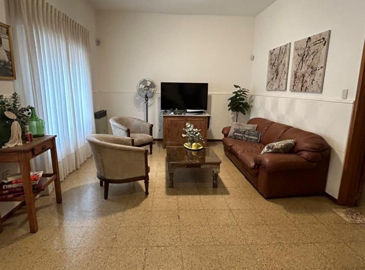 Casa · 200m² · 5 Ambientes · 2 Cocheras