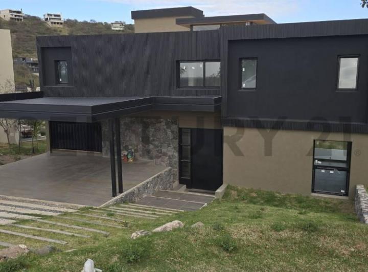 Casa · 330m² · 4 Ambientes · 2 Cocheras