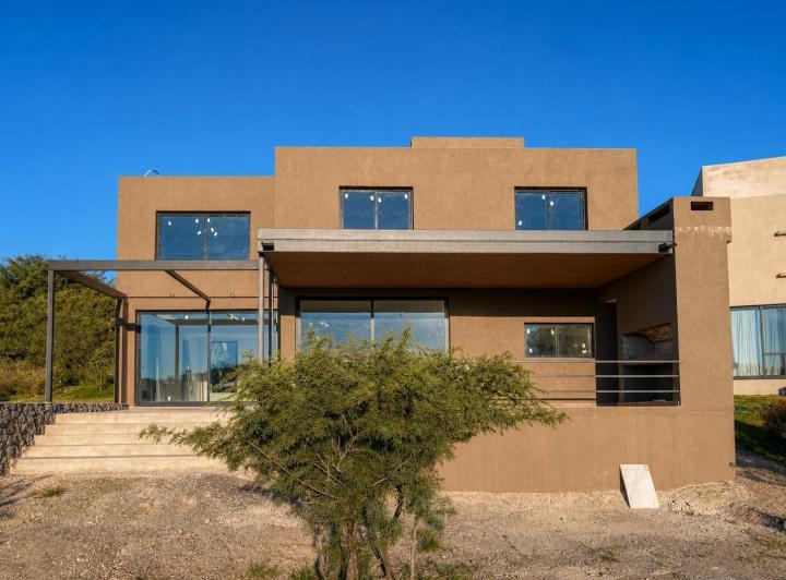 Casa · 330m² · 6 Ambientes · 4 Cocheras