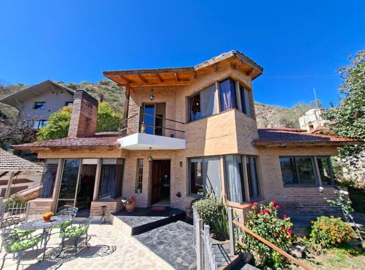 Casa · 240m² · 5 Ambientes · 2 Cocheras