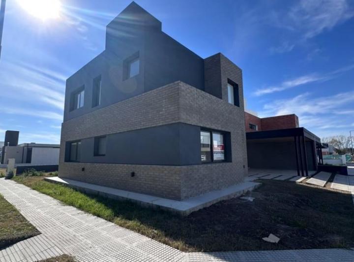 Casa · 145m² · 4 Ambientes · 2 Cocheras