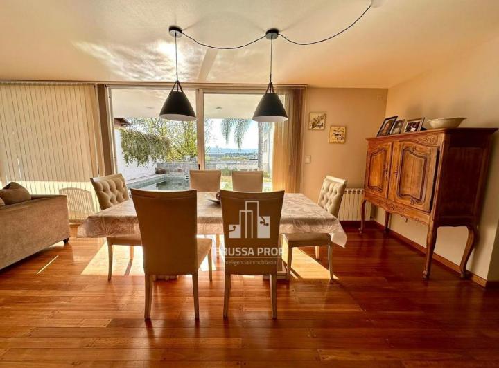 Casa · 158m² · 6 Ambientes · 2 Cocheras