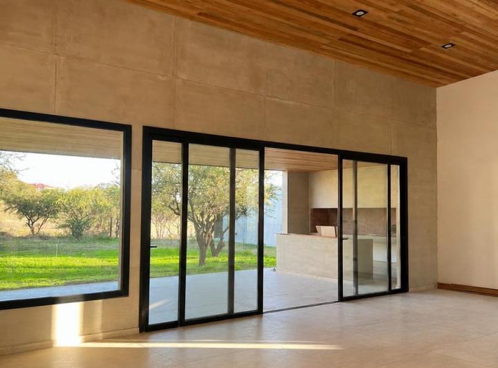 Casa · 410m² · 8 Ambientes · 4 Cocheras