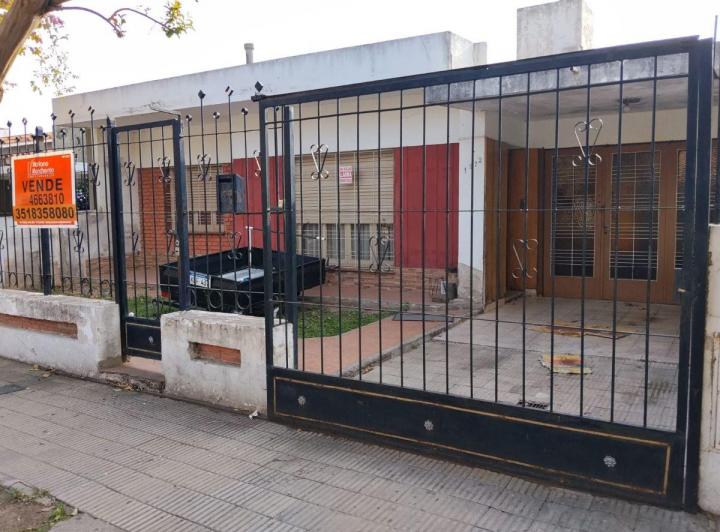 Casa · 218m² · 10 Ambientes · 1 Cochera