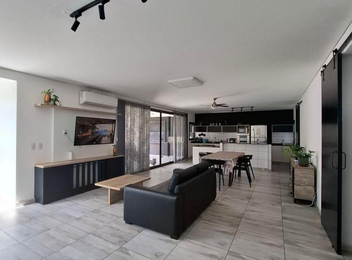 Casa · 223m² · 5 Ambientes · 2 Cocheras