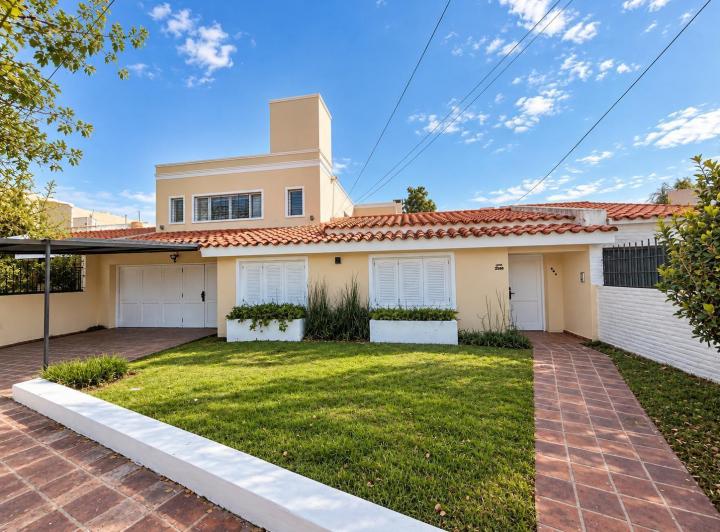 Casa · 290m² · 8 Ambientes · 4 Cocheras