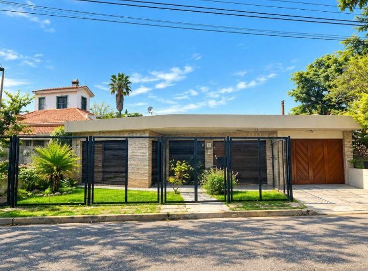 Casa · 1m² · 15 Ambientes · 3 Cocheras