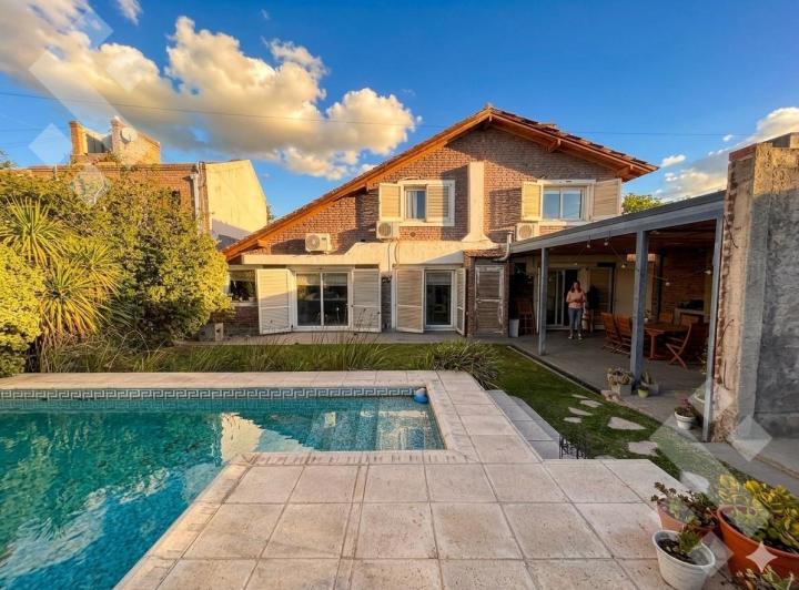 Casa · 244m² · 5 Ambientes · 1 Cochera