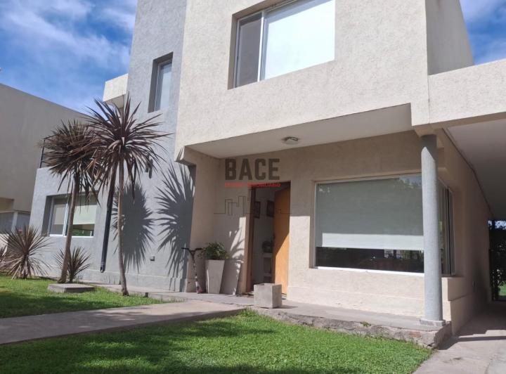 Casa · 200m² · 4 Ambientes · 22 Cocheras