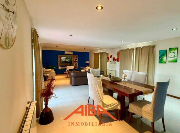Casa · 260m² · 4 Dormitorios · 2 Cocheras