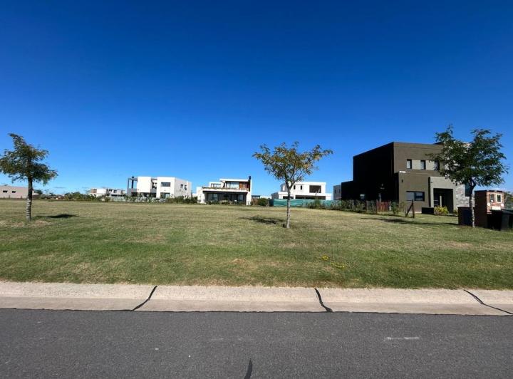 Terreno · 608m²