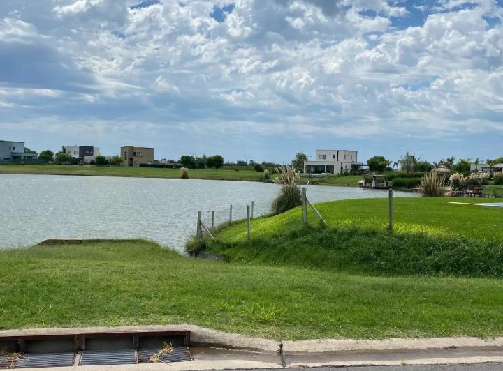 Terreno · 842m²