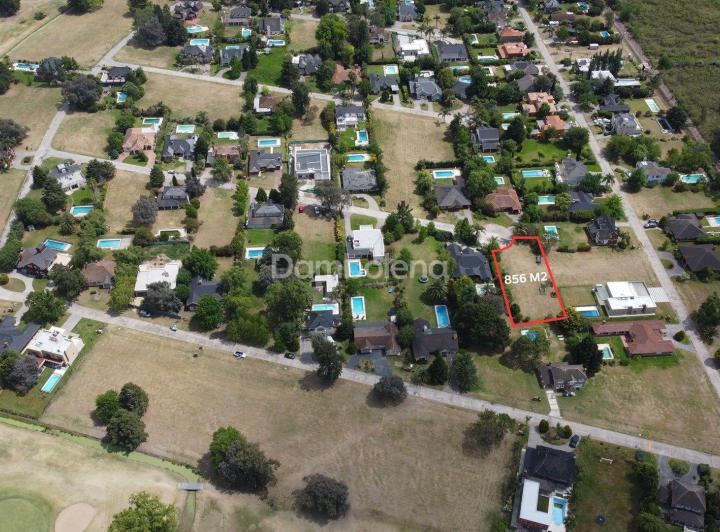 Terreno · 856m²
