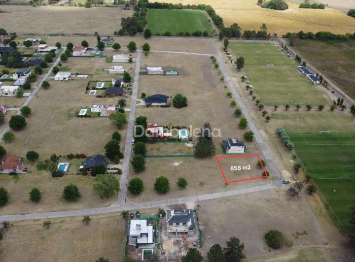 Terreno · 858m²