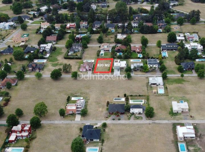 Terreno · 820m²