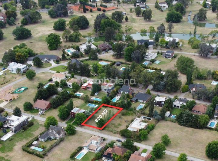 Terreno · 820m²