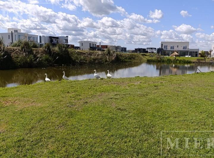 Terreno · 821m²