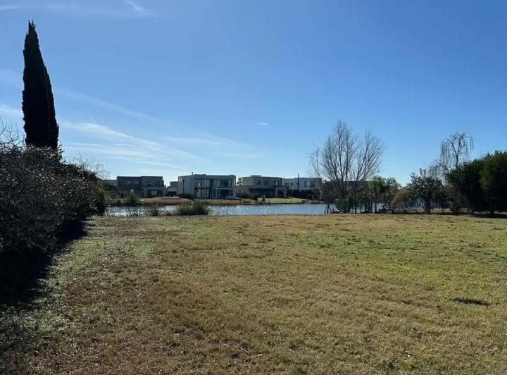 Terreno · 841m²