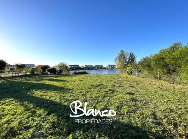 Terreno · 841m²