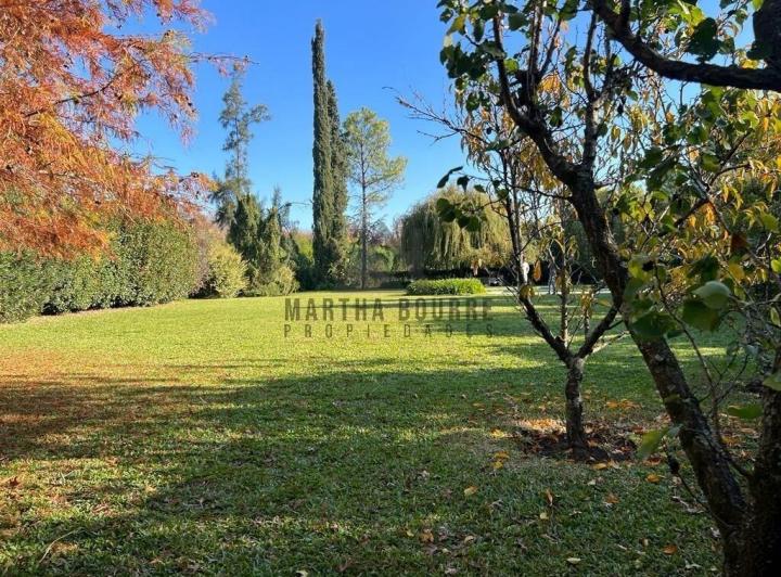 Terreno · 836m²