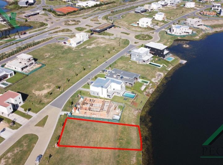 Terreno · 785m²