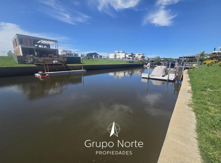 Terreno · 806m²