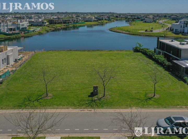 Terreno · 1051m²