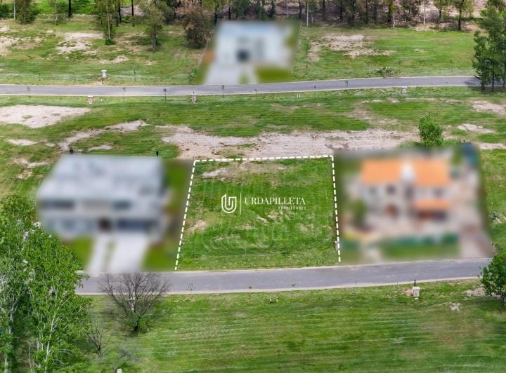 Terreno · 889m²