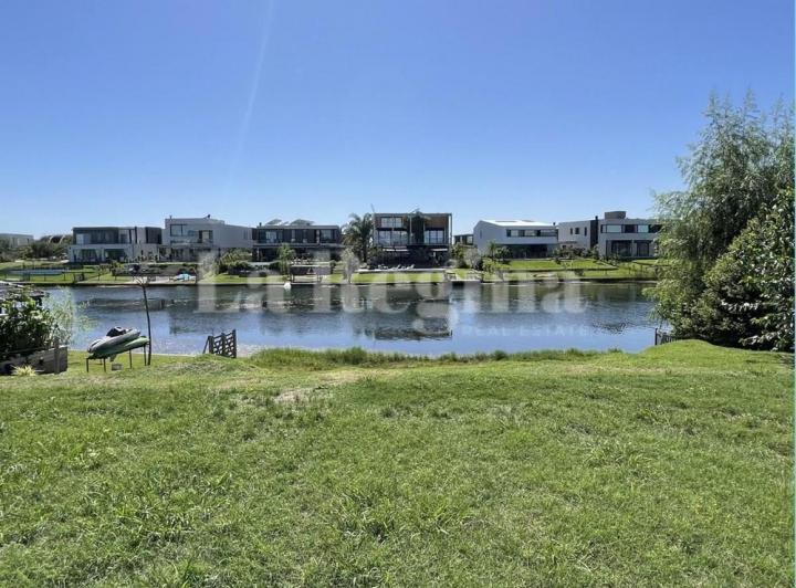 Terreno · 909m²