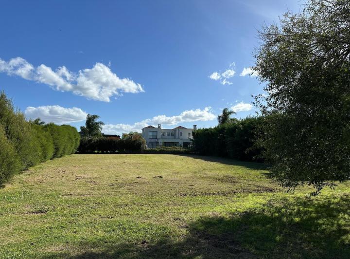 Terreno · 833m²